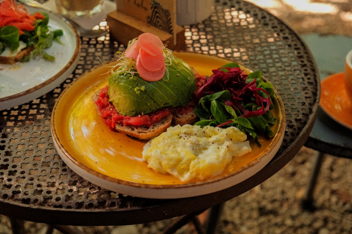 Colazione proteica con uova e verdure fresche